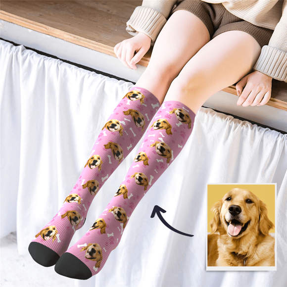Immagine di Calze alte personalizzate multicolore con cane adorabile
